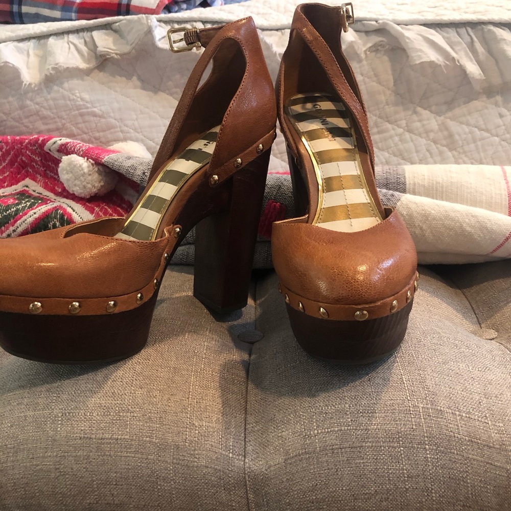 Gianni Bini Tan Chunk Heels
